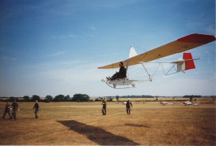 Rob flying Grasshopper following a bungee launch - photo by Bob Fennel